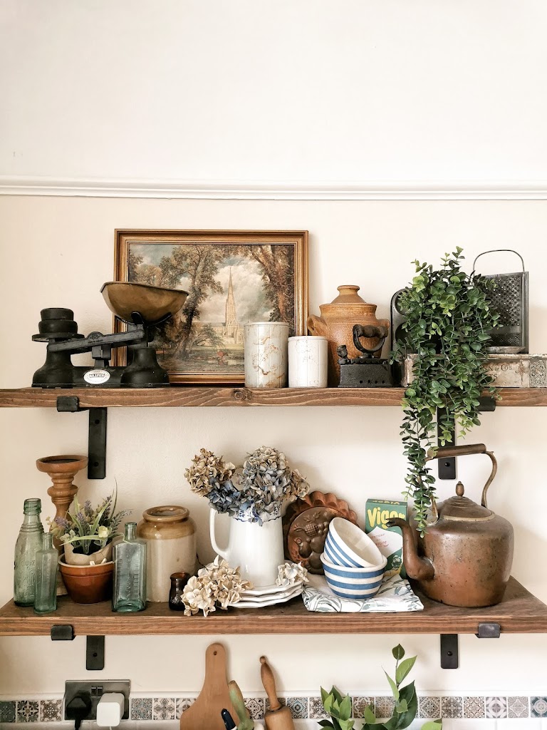 Timeless Charm: A Complete Guide to Vintage Shelf Decor